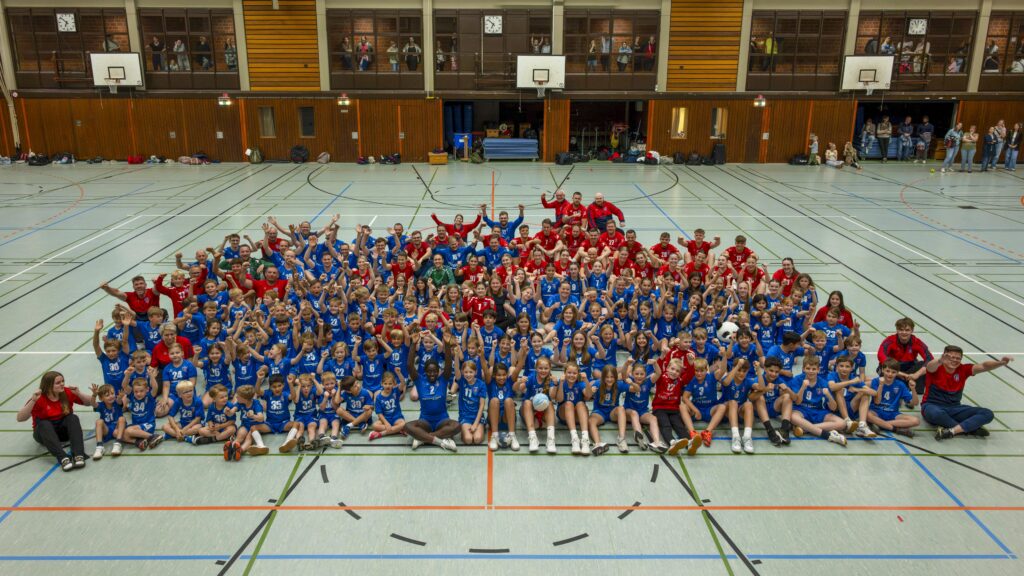 Bild des kompletten HTSF Senne Vereins in einer Sporthalle